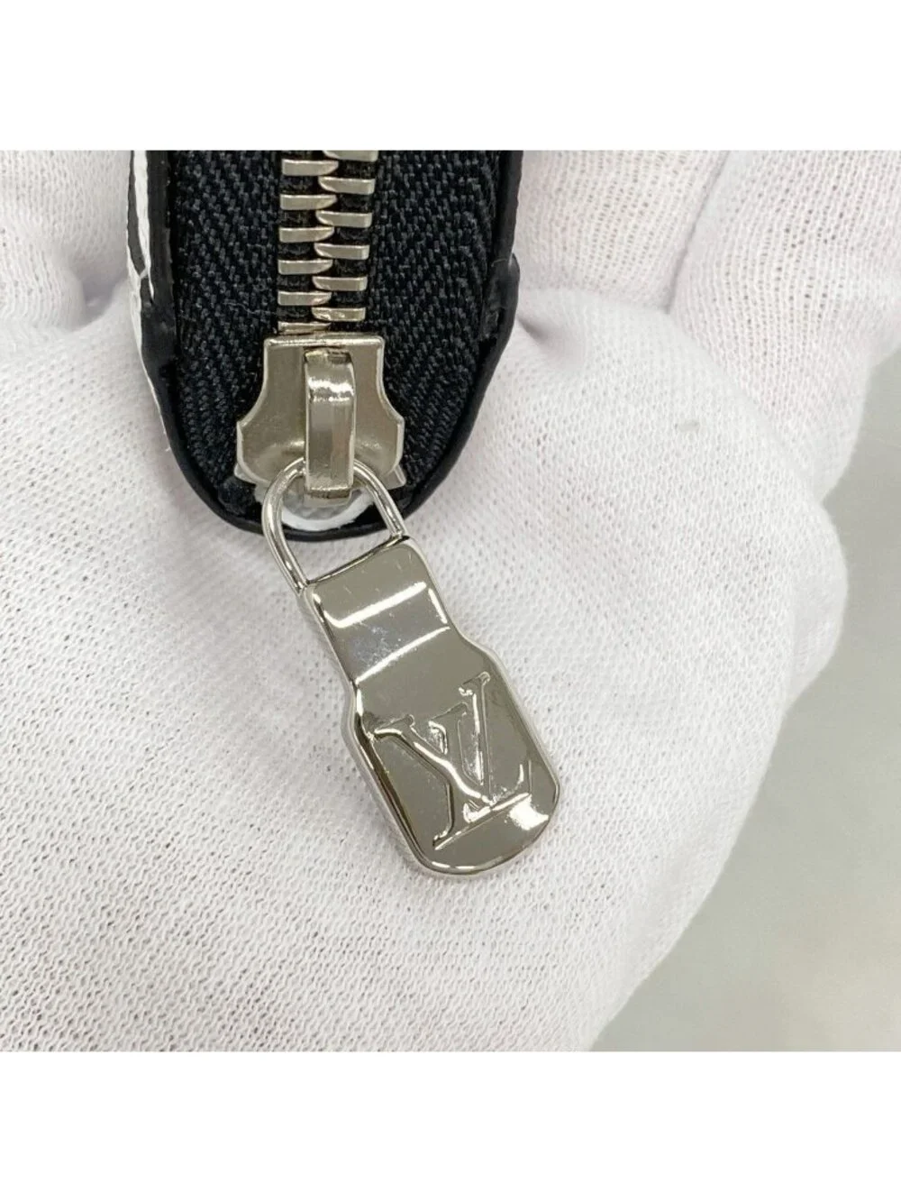 Louis Vuitton Wallet Taigarama Zippy Horizontal Optic White